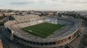 Spanisches Fußballstadion bei Tag mit Analyse-Overlay